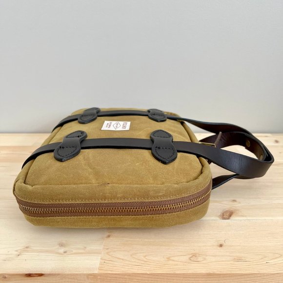 SOLD Filson Tin Cloth Grip Case 70058 for iPad / Tablet / eReader, Dark tan - Picture 11 of 13